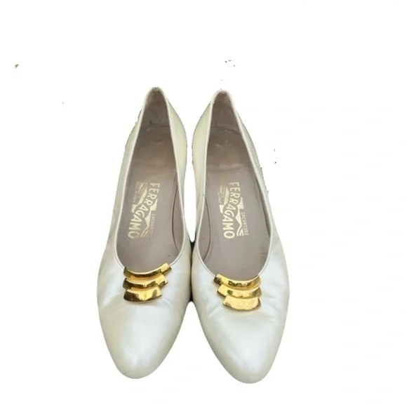 Salvatore Ferragamo Vintage Ivory Leather Pumps – Classic Elegance - Picture 3 of 12